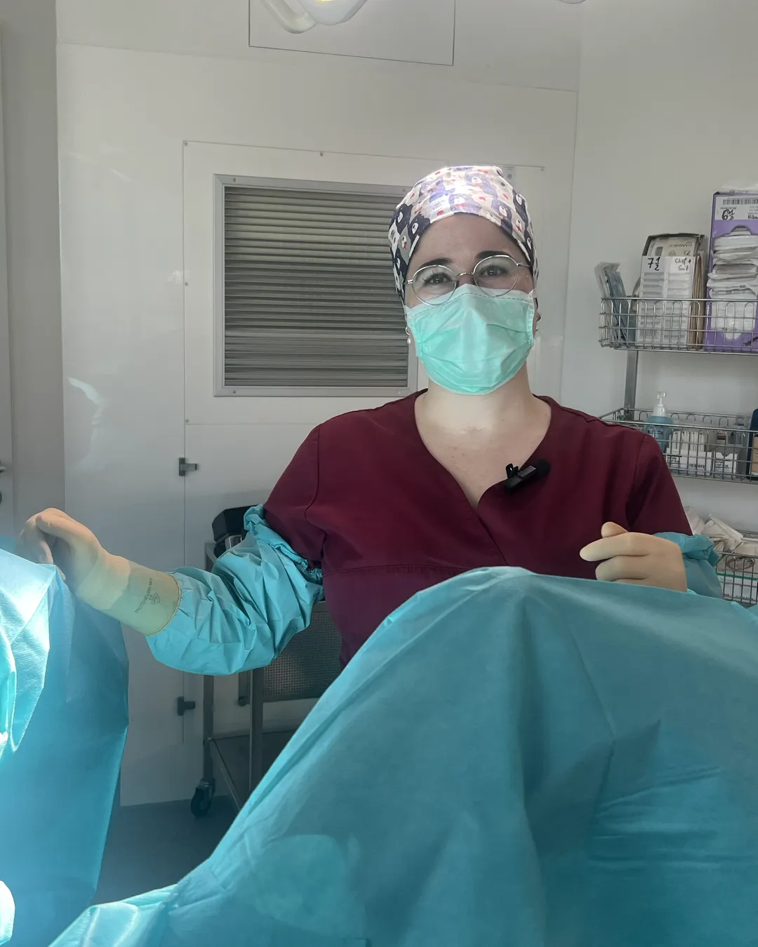 Dr. med. Rima Nuwayhid, Fachärztin für Plastische und Ästhetische Chirurgie, im Operationssaal der LANUWA Aesthetik Klinik