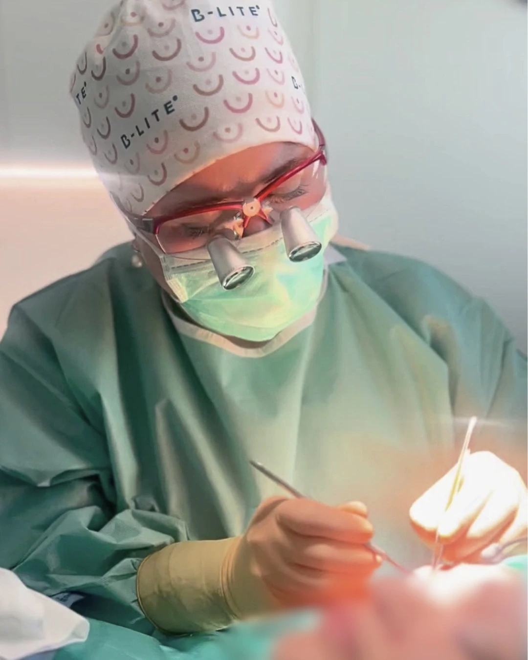 Dr. med. Rima Nuwayhid, Fachärztin für Plastische und Ästhetische Chirurgie, mit Lupenbrille während einer Operation