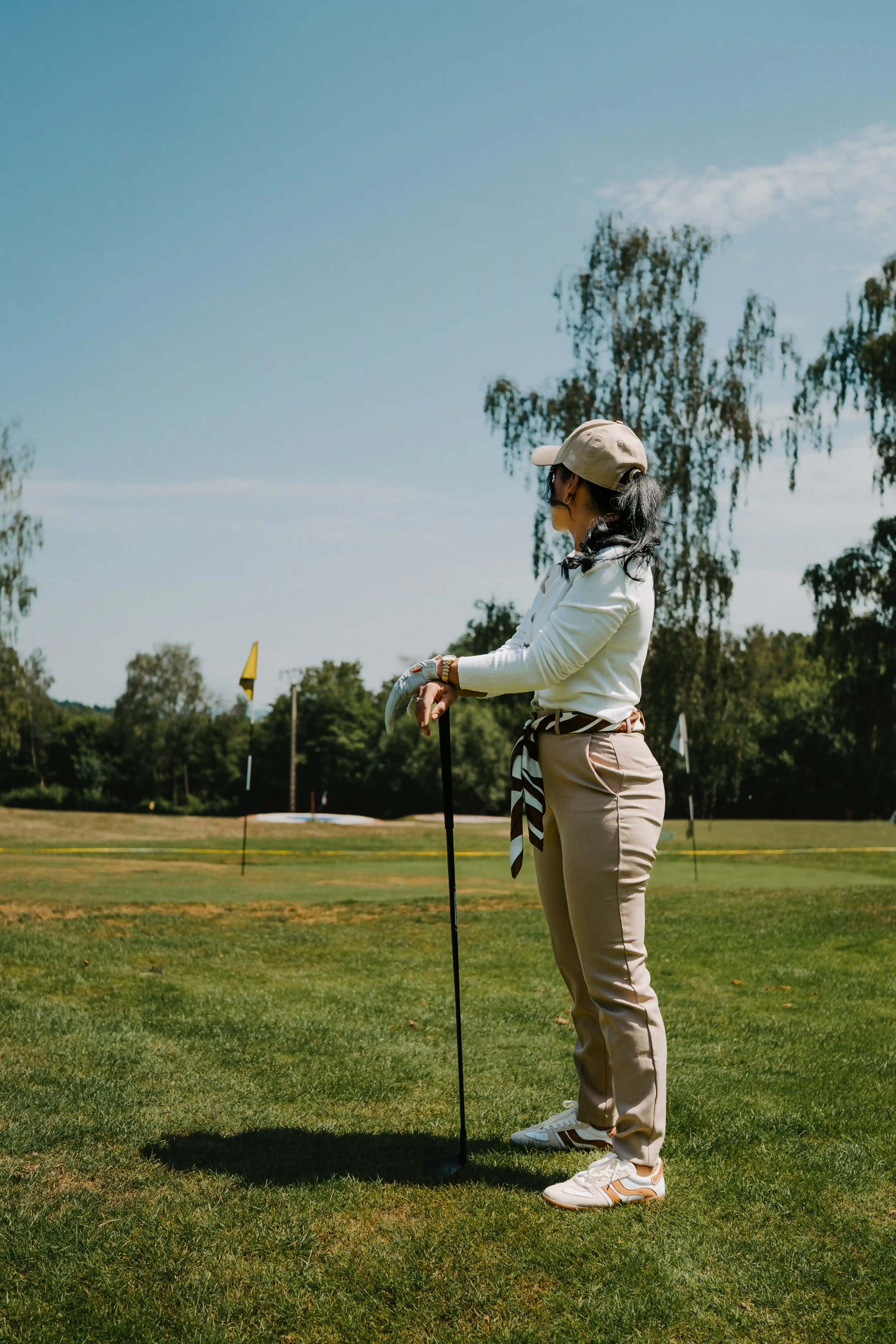 Anyely Rodríguez de León mit Golfschläger auf dem Golfplatz