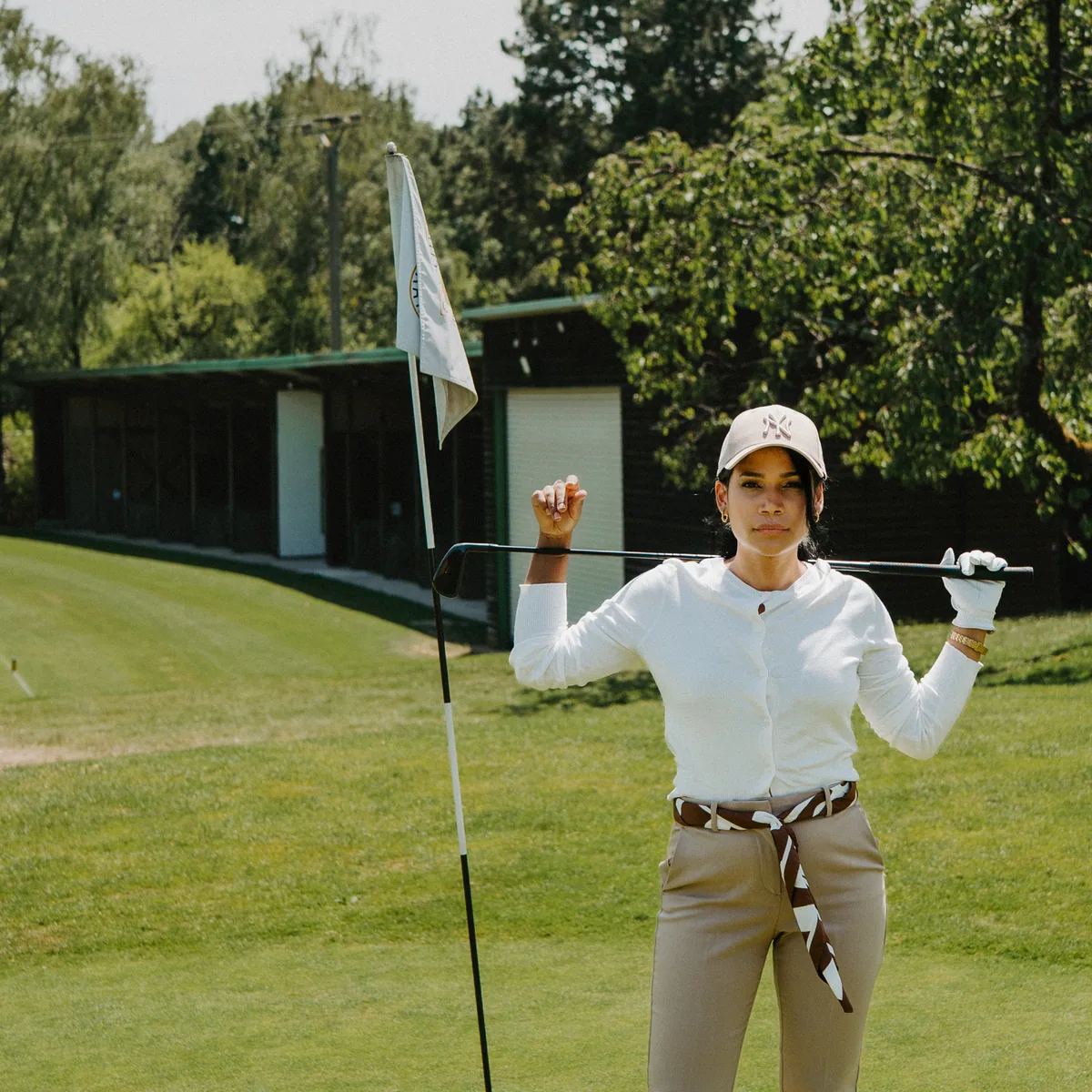 Confidence on the Field – Anyely mit Golfschläger, selbstbewusste Präsenz am Platz