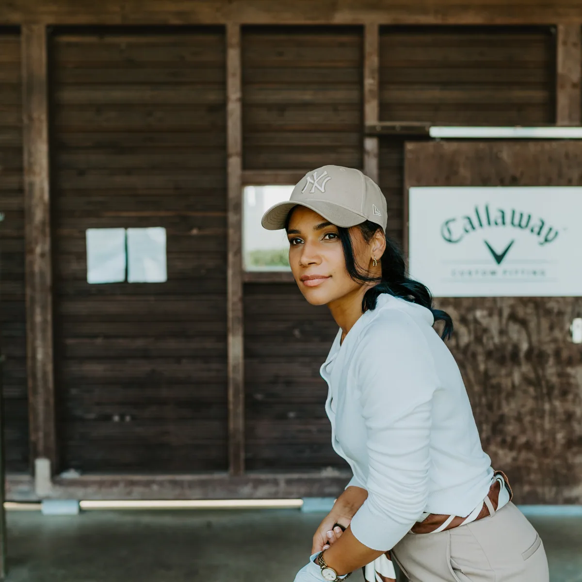 8 Wochen Peak Athlete Coaching – Anyely an der Driving Range, fokussiert